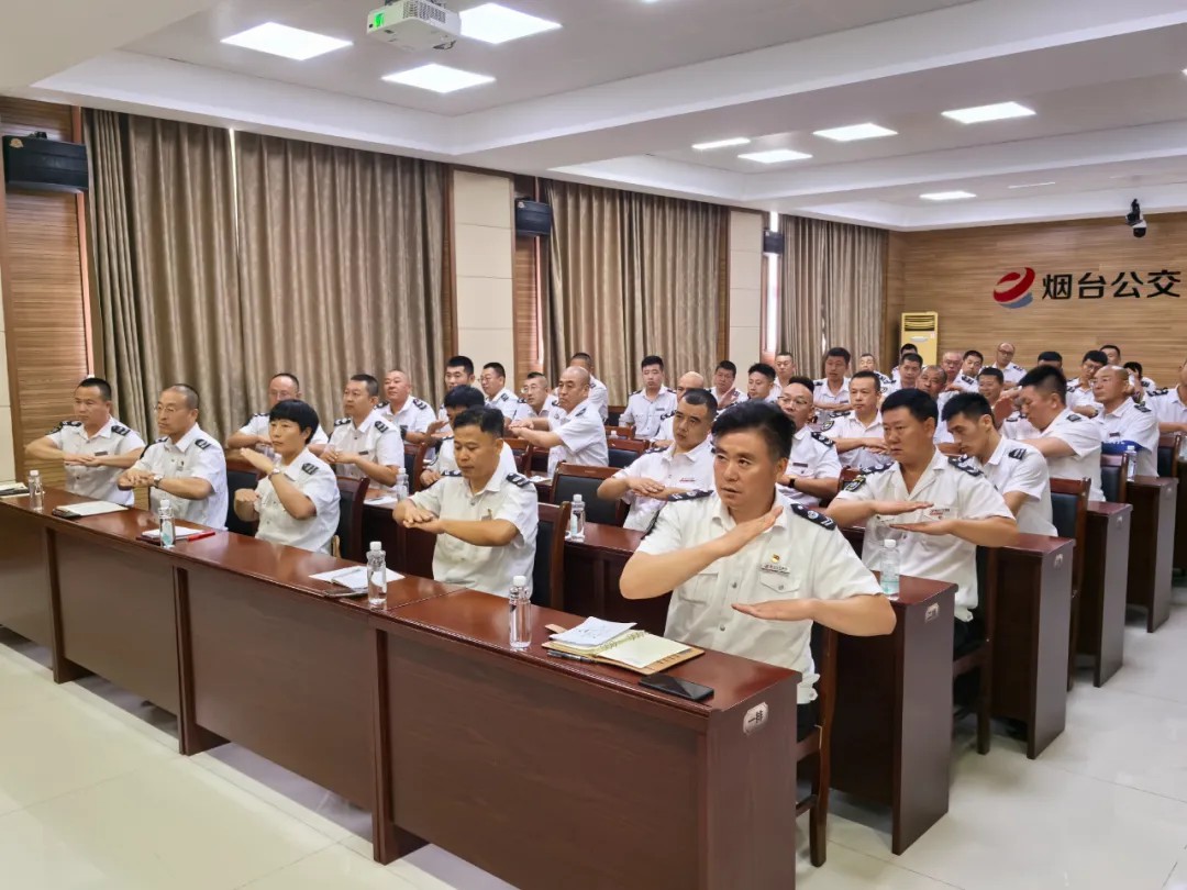 公交駕駛員學(xué)雙語(yǔ)，服務(wù)升級(jí)暖人心 煙臺(tái)公交集團(tuán)開展品牌線路駕駛員英語(yǔ)、手語(yǔ)專項(xiàng)培訓(xùn)